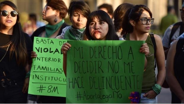 Párrocos en Hidalgo reparten volantes contra el aborto en iglesias