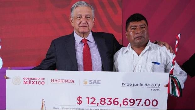 AMLO entrega dinero recaudado en subasta fifí a dos municipios de Oaxaca
