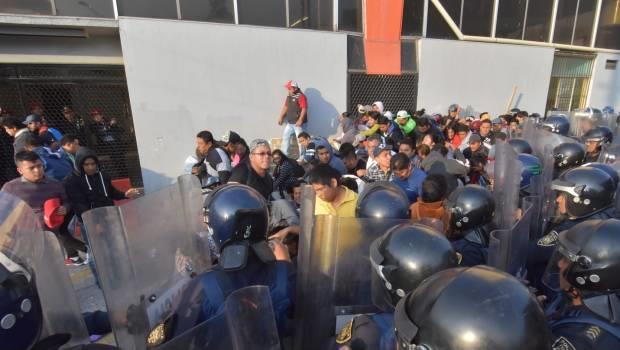 Maestros acuden a CNDH para denunciar represión y acoso policiaco