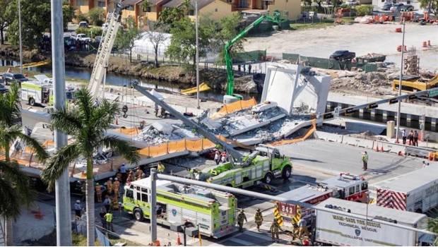 Van 6 muertos por colapso de puente peatonal en Miami