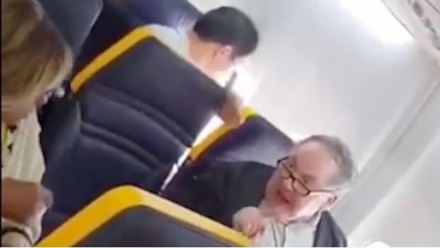 VIDEO: Hombre insulta a mujer por su tono de piel durante vuelo