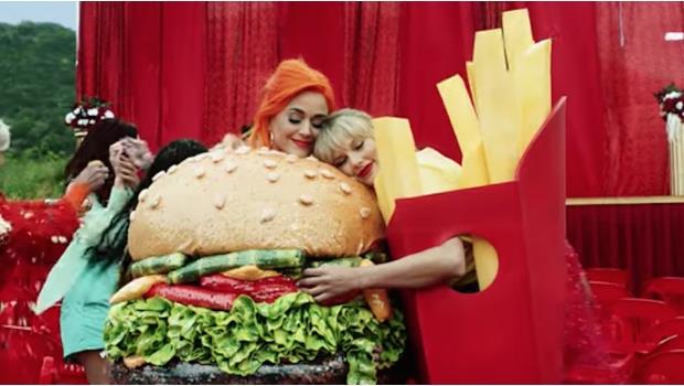 Taylor Swift y Katy Perry cumplen reconciliación en video de You Need To Calm Down