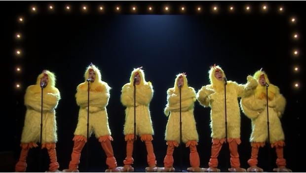 Disfrazados de pollo, los Backstreet Boys cantan Everybody (VIDEO)