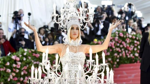 Katy Perry y su traje de candelabro deslumbran en la MET Gala