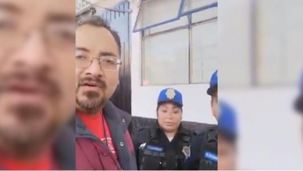 VIDEO: Lo regañan por reprobar un examen y escapa de casa; policías lo rescatan