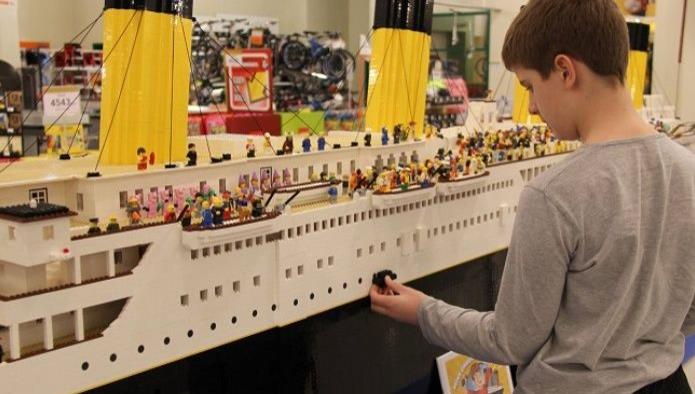 Niño autista construye inmensa replica del Titanic con Legos