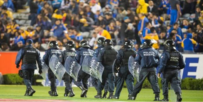 Policía huyó de la riña entre seguidores de Tigres y Rayados