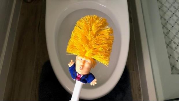 Lanzan cepillo para fregar taza de baño con rostro de Trump y se agota a las pocashoras