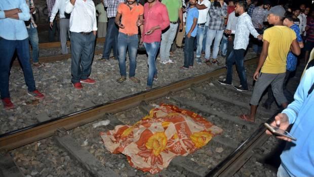 Tren arrolla a multitud en India; reportan al menos 50 muertos