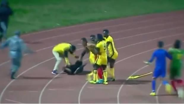 La brutal agresión a un árbitro tras gol fantasma (VIDEO)