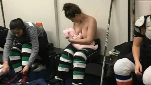 Aplauden a jugadora de hockey que amamantó a su hija en el vestidor
