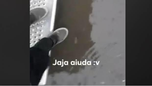 VIDEO: Este pobre chico se quedó atrapado en una inundación y no creerás el final