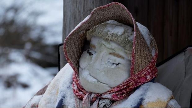De terror: Muñecos de tela habitan pueblo abandonado hace años