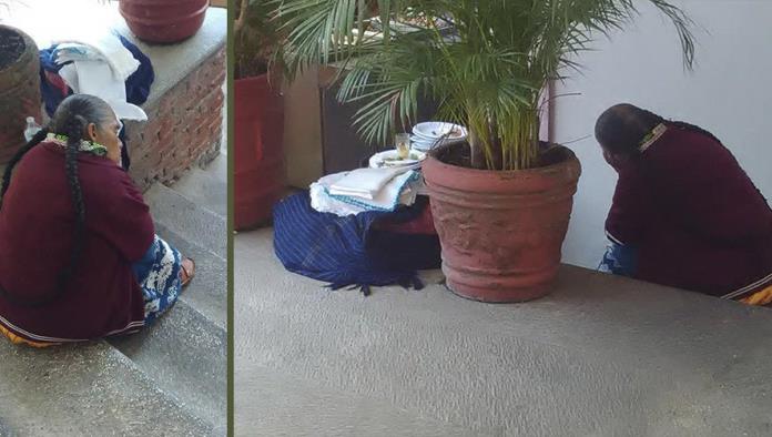 Se viraliza fotografía de artesana triste por no vender sus servilletas