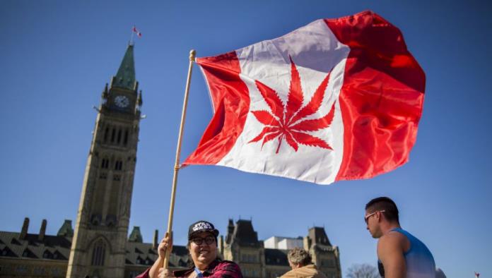 Largas filas de clientes ansiosos por comprar marihuana legal en Canadá