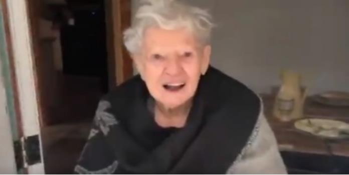 VIDEO: Abuelita de 96 años juega con nieve y derrite el corazón de miles de internautas