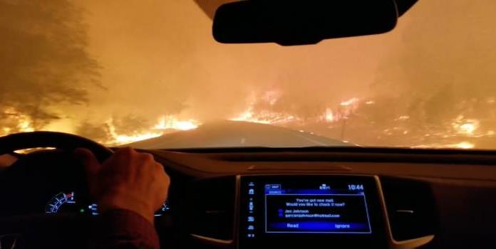 Familia escapa de incendio masivo en California