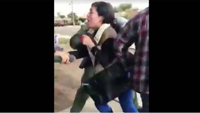 VIDEO: Detienen a migrante en San Diego ante el llanto de sus hijas