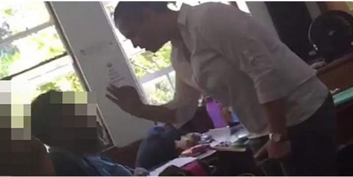 Fuera de sí, abofetea a su alumna tras pedirle guardar el celular (VIDEO)