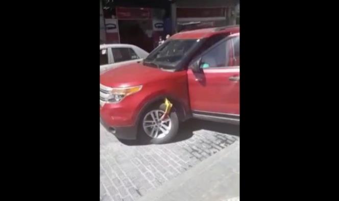 #LadyParquímetros por no pagar dos pesos daña su camioneta