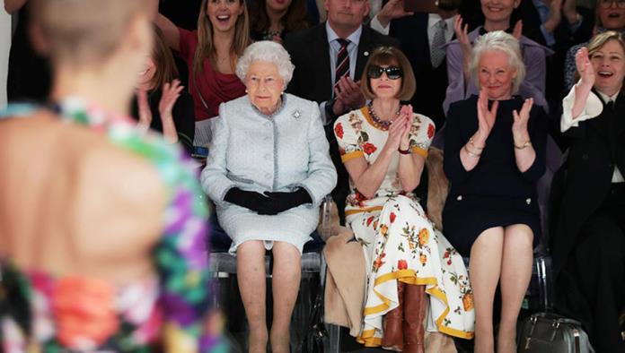 La reina Isabel II acude a la Semana de la Moda de Londres