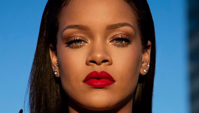 Confunde a una clienta con Rihanna, y su hija la trolea
