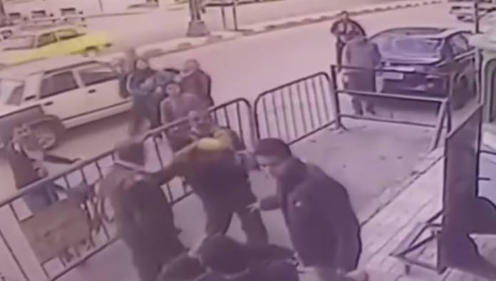 Video: Policías egipcios atrapan a niño que cayó de tercer piso