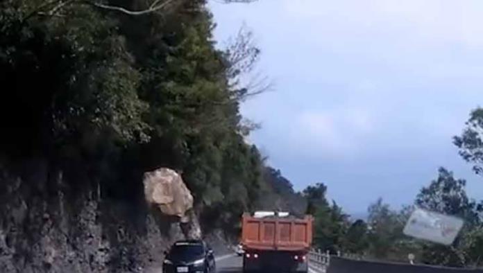 Video: Conductor se salva de ser aplastado por enorme roca