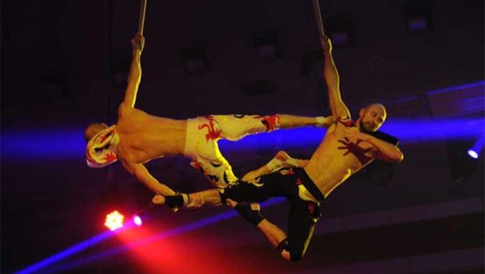 Video: Acróbata de circo cae al vacío durante espectáculo fallido