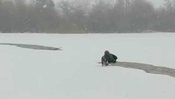Video: Mujer se lanza a lago congelado para salvar a un perrito
