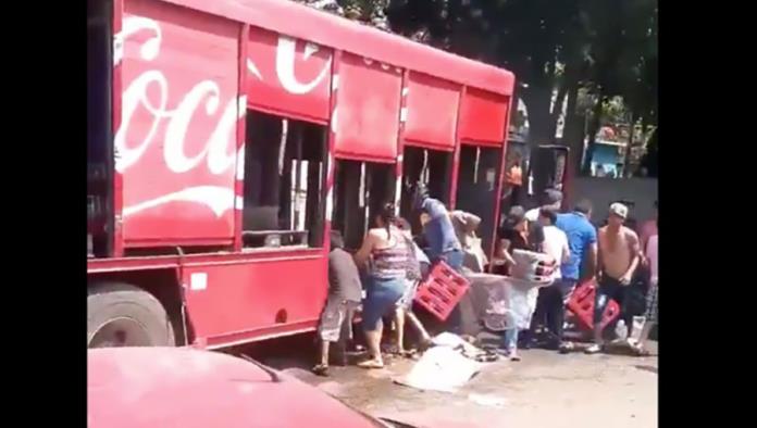 Niños asaltan un camión de refrescos con sus padres