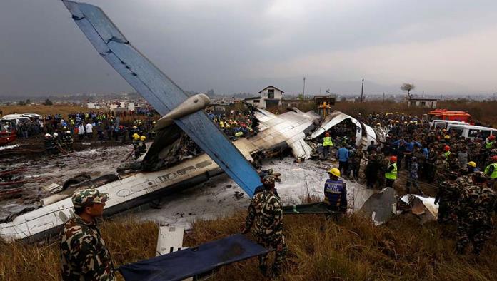 Suman 49 muertos por accidente de avión de Nepal