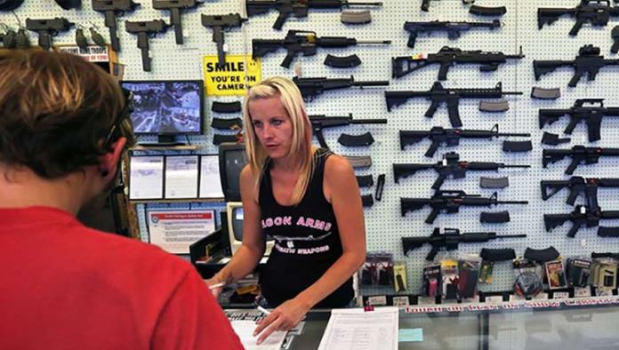 Valora Trump elevar edad mínima para compra de armas