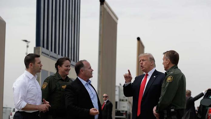 Inspecciona Trump los ocho prototipos de muro fronterizo