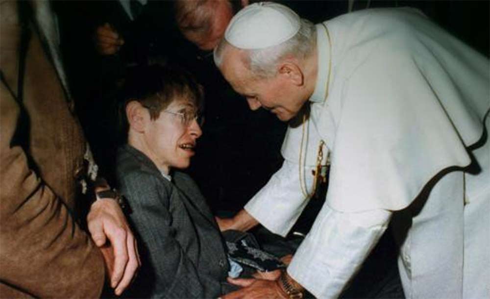 El Vaticano honra a Hawking y recuerda sus encuentros con cuatro papas