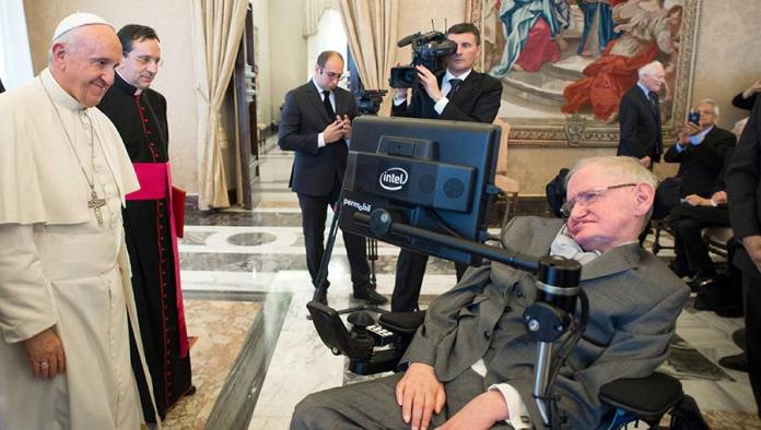El Vaticano honra a Hawking y recuerda sus encuentros con cuatro papas