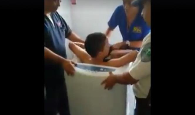 Reto viral fallido; niño queda atrapado dentro de una lavadora