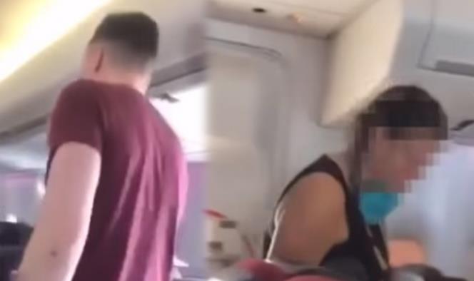 Los sorprenden teniendo sexo en el baño de un avión