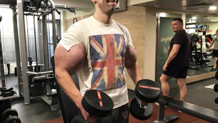 ‘Hulk ruso pide a Dios la muerte por dolor en sus enormes bíceps