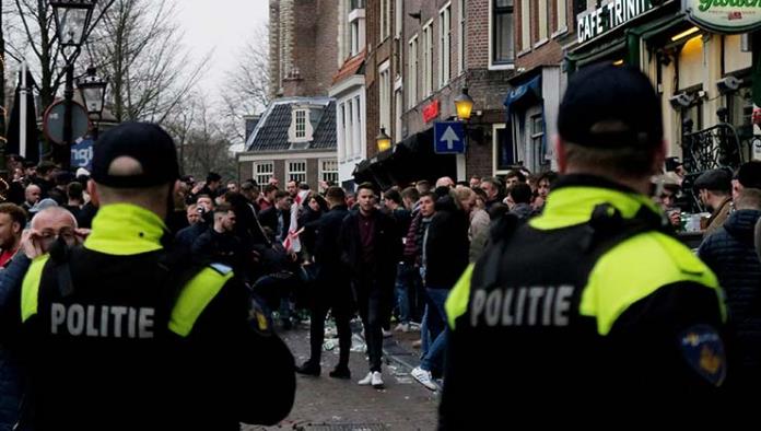 Disturbios en Ámsterdam; ingleses avientan cerveza a turistas