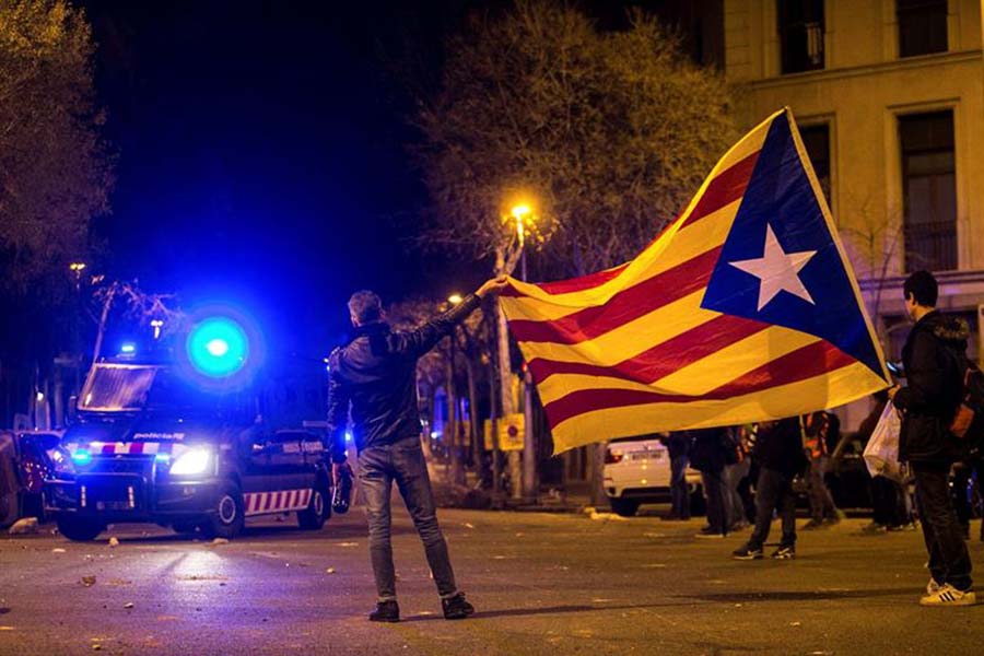 Más protestas en Barcelona por detención de Puigdemont