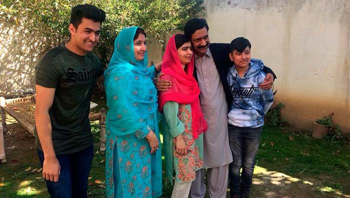 Malala llora de emoción al volver a casa