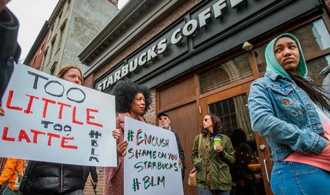 Tunden a Starbucks en EU por incidente racial