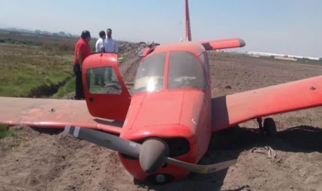 Avioneta aterriza de emergencia en Toluca, reportan 2 lesionados