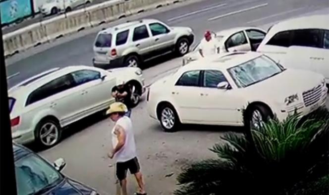 Captan en video ejecución de hombre en calle de Monterrey