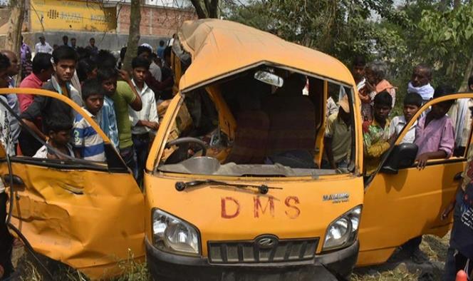 Tren embiste camión escolar en India y deja 13 muertos