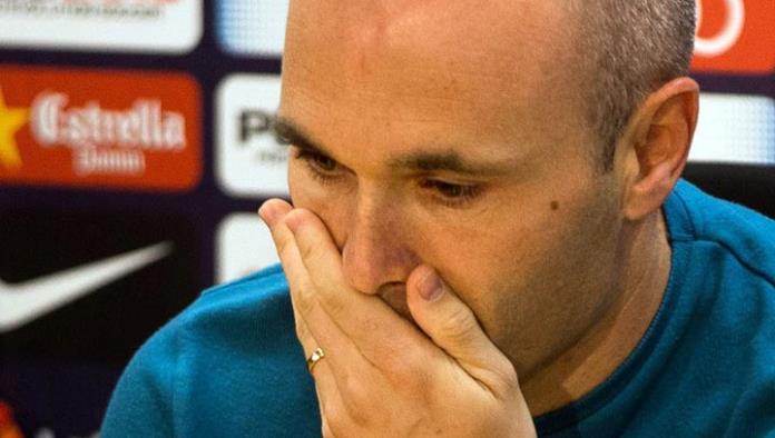 Iniesta dice adiós al Barcelona entre lágrimas y aplausos
