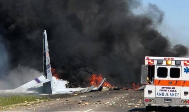 Choca avión de carga en carretera de EU; al menos 2 muertos