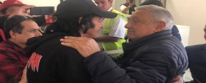 Se encuentran AMLO y Cepillín en el Aeropuerto de la Ciudad de México