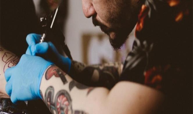 Mujer le cambia el nombre a su hijo por tatuaje mal hecho
